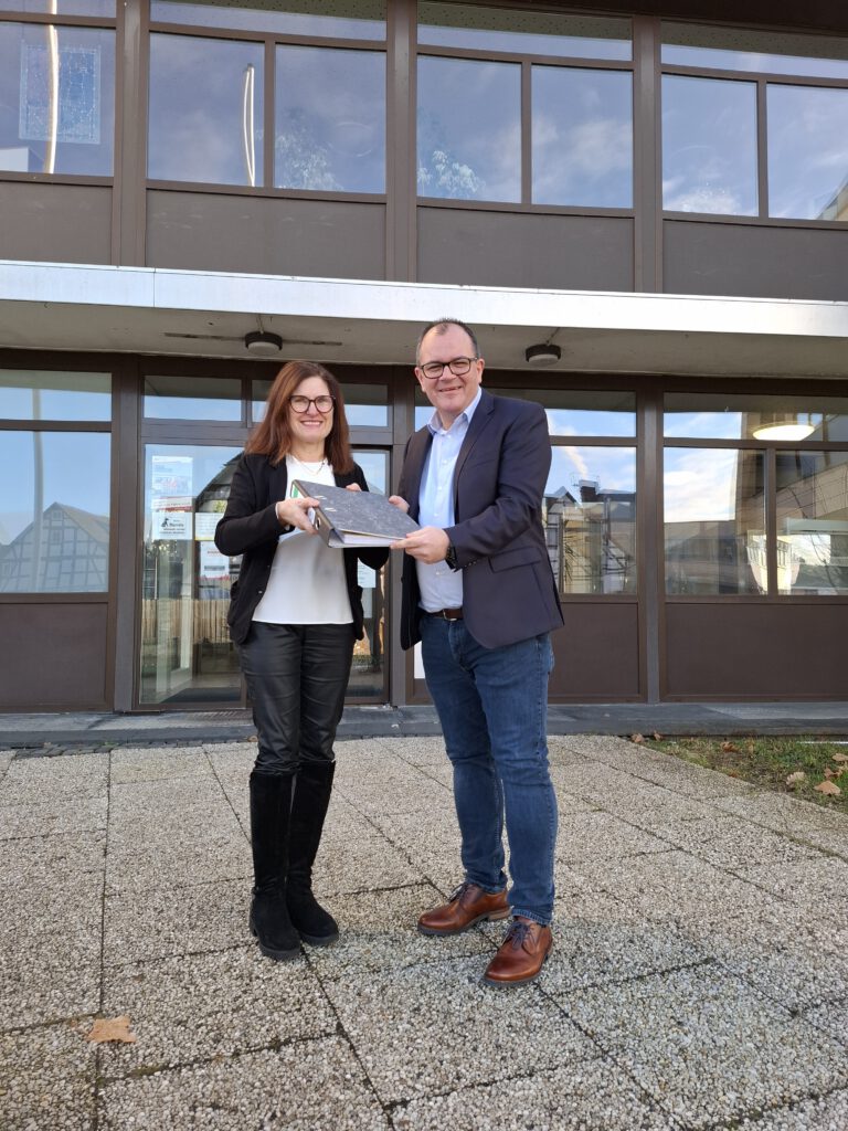 Bürgermeister Marian Knauff bei der Übergabe der Wahlunterlagen.